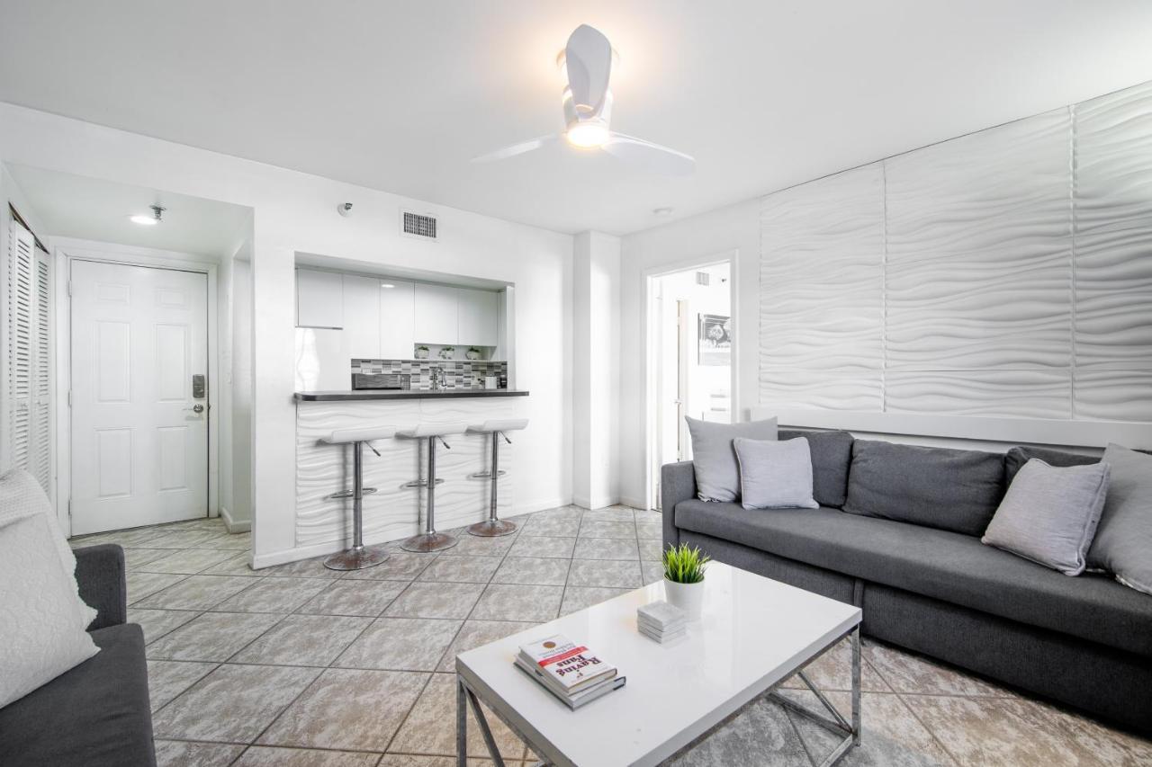 Collins Chic Miami Beach